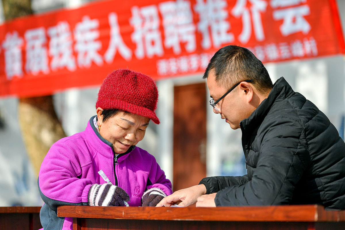 XX村两委爱心救助：残疾人重回轮椅，温暖人心