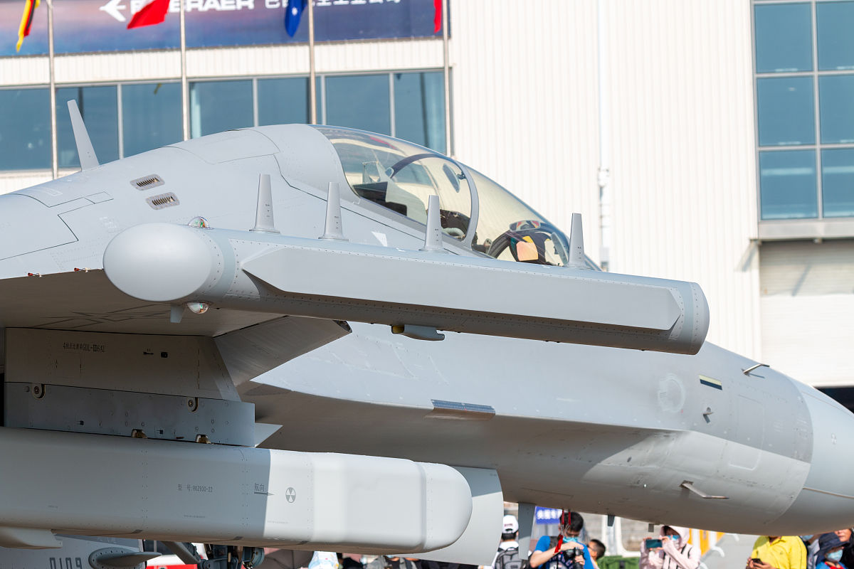 翻译：TRANSITIONA proposed one-squadron system supporting all seven MEVs is a four-phase plan1 Assign the West Coasts Third Marine Aircraft Wing III MAW CH-46E squadrons tosupport the East Coast II Marin