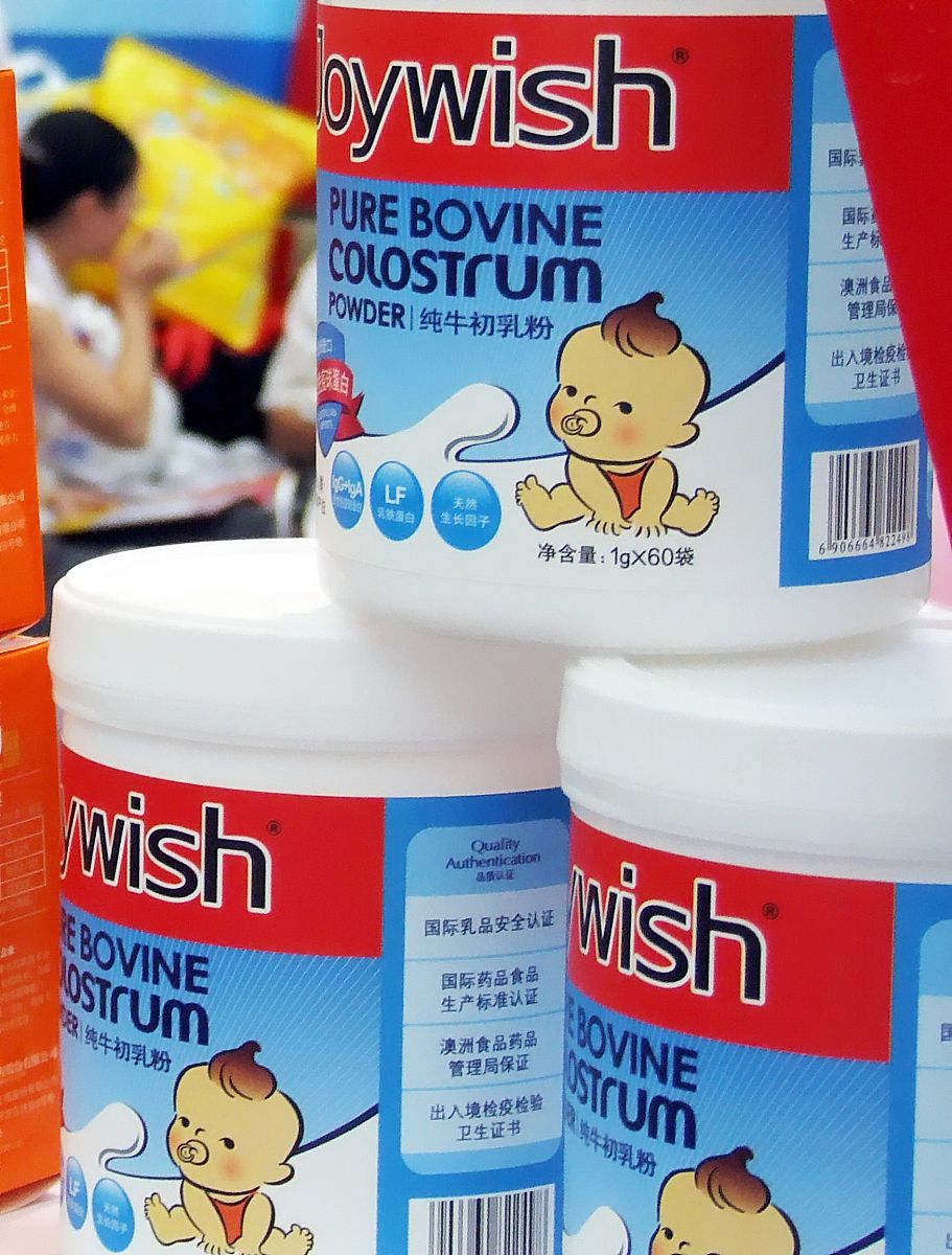 用以下内容营销文章·产品名称：北大荒牛初乳冻干粉配料：生鲜牛初乳·建议食用方法直接吞服或用40℃温开水冲服。保质期24个月贮藏方法密封置阴凉干燥处食品致敏原提示本品含有乳品成分执行标准号RHB 602-2005生产企业大庆康泰华年生物科技有限公司地址黑龙江省大庆市杜尔伯特蒙古族自治县德力戈产地黑龙江省大庆市生产许可证号SC105 230 624 00113生产批号生产日期见包装盒本品采用