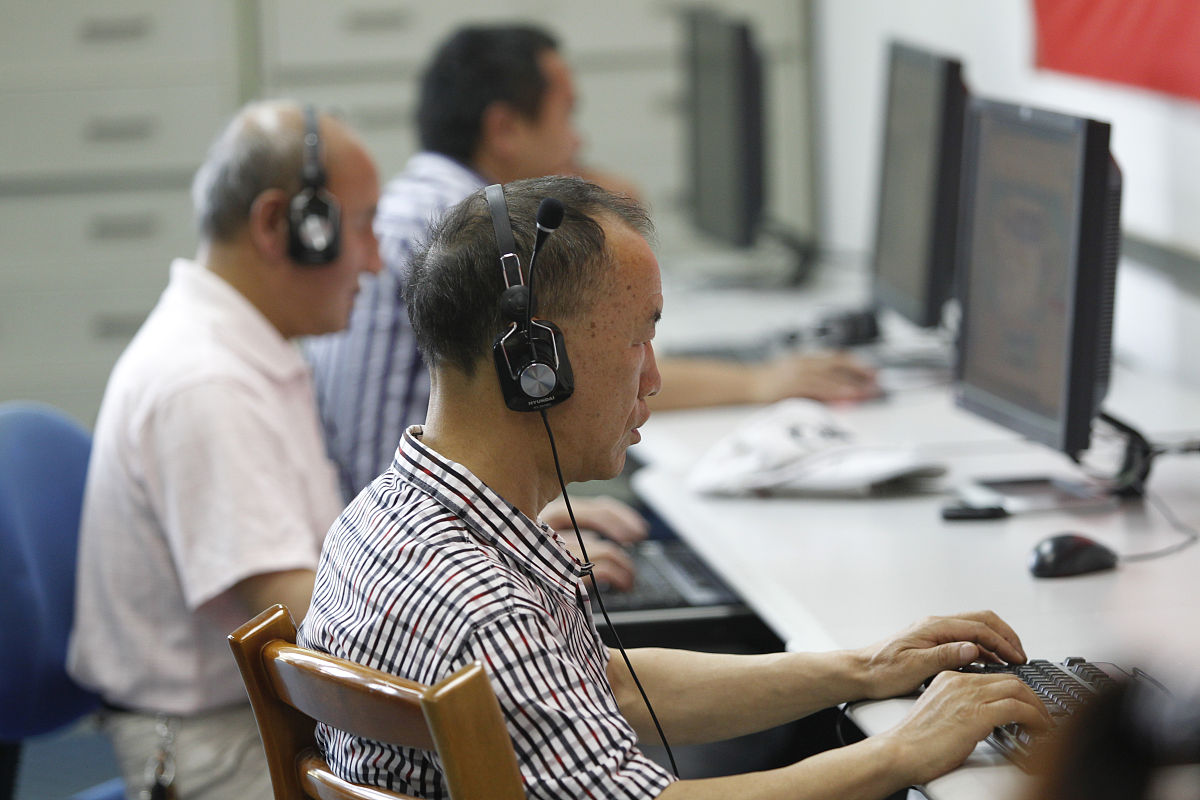        2014年4月23日,云南昆明,世界读书日,盲人读者在云南省图书馆
