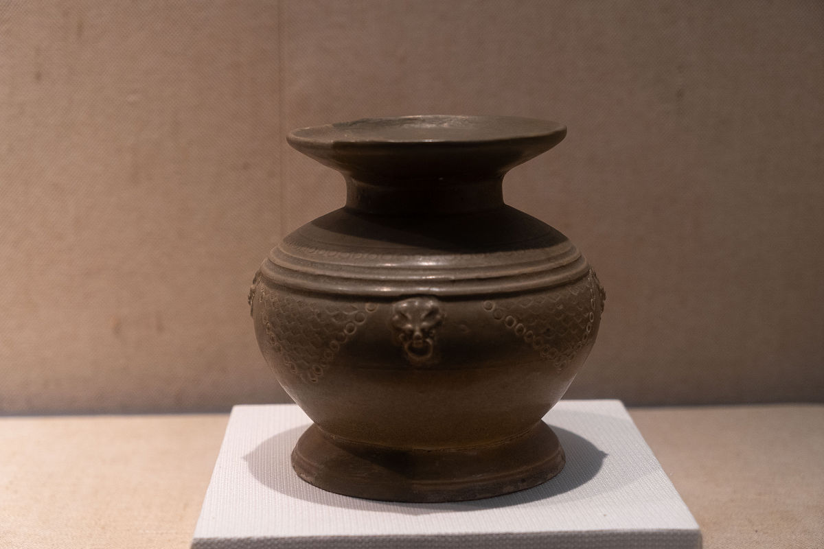 2021年7月24日,杭州,浙江博物馆瓷器展.西晋越窑青瓷唾壶.