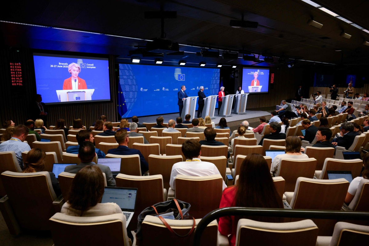 我正在写总结请你帮我描述：目前租用我司会场的公司很多隔三差五就有会有时候连续几天都有人租我们的会场开会