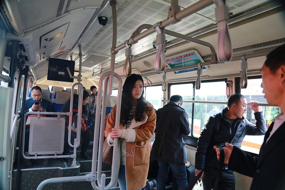 重庆初中生如何乘坐轨道交通？