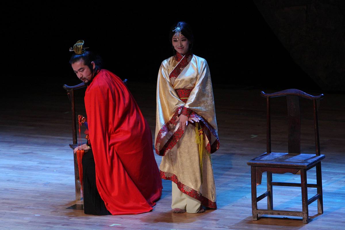 给我写一首刘灿高拂的藏头绝句