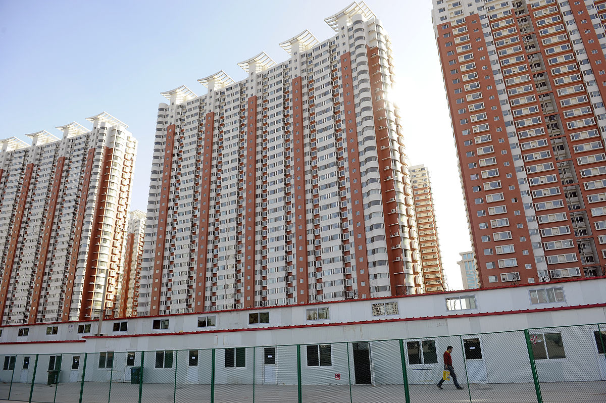 梳理一下：沛县香颂雅苑北门对过华联商住楼旧房改造动工前不仅没有给商户任何动工通知而且搭了施工的架子迟迟不动工严重影响该栋楼的生意联系相关部门相互踢皮球没有任何实质性回复这个架子搭的对周边商户影响巨大损失惨重过往路人也都感觉不方便多个孩子被搭的施工架子绊倒多次找寻该施工单位无果所以想向你求助有录音有视频该工程负责人明确表示工程进度暂停商户要求暂时拆除施工架子被拒该负责人大放厥词说搭设施工架子对商户没