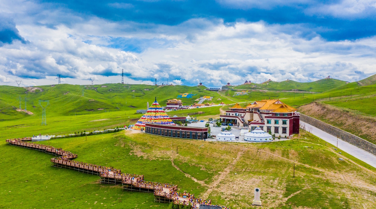 西宁的日月山风景区夏天展现了什么样的自然景观?