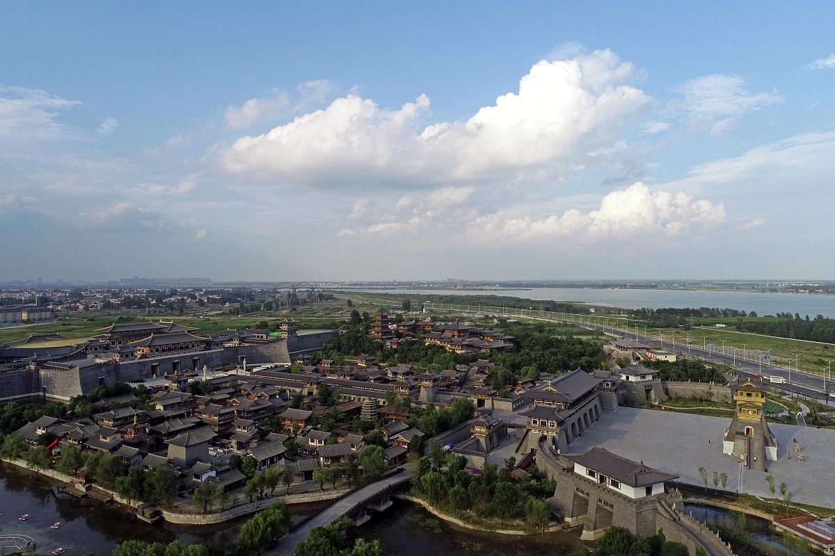 2018年6月27日,湖北省襄阳市,航拍城市风光,蓝天白云空气质量优.