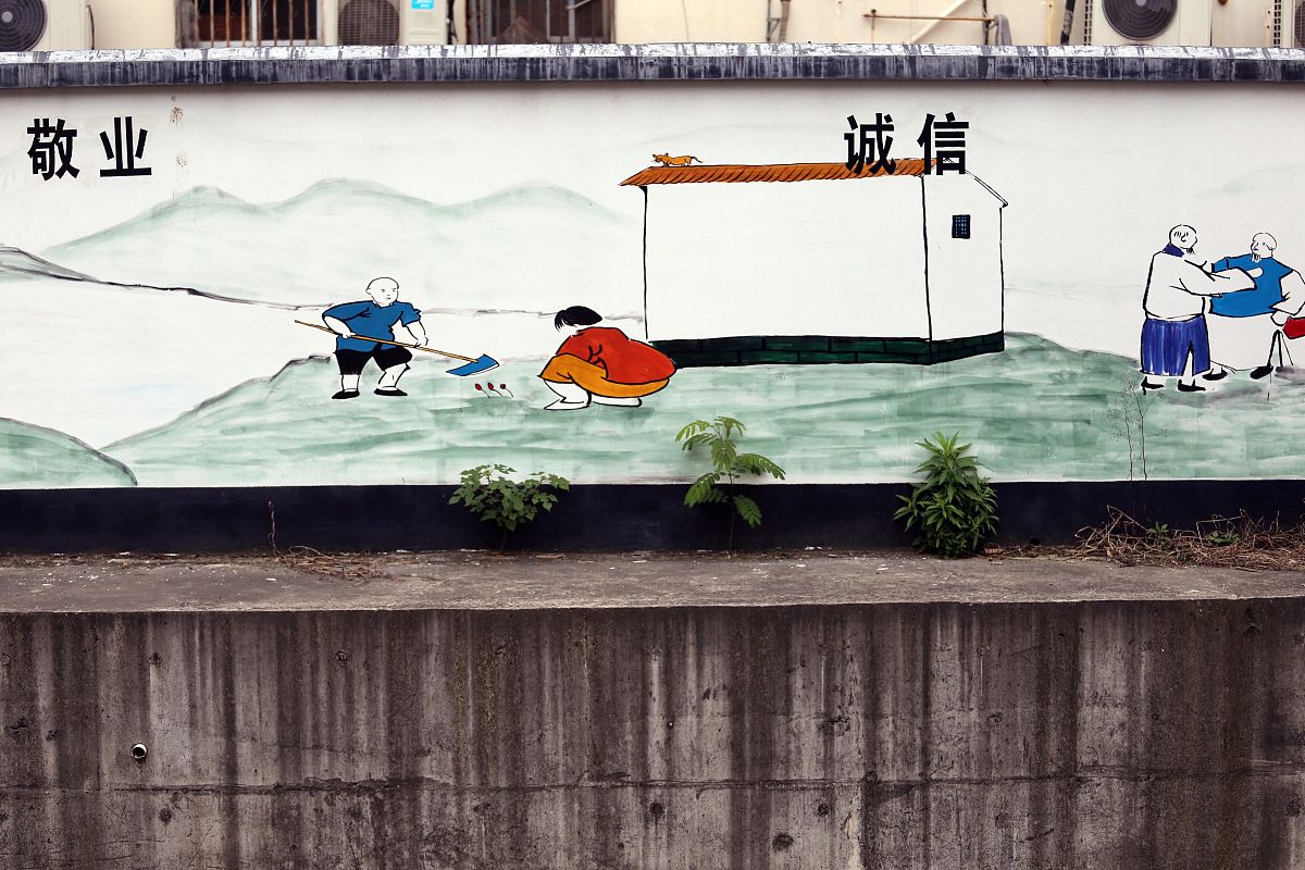 你好chatgpt我需要你议论文主题是坚持正道