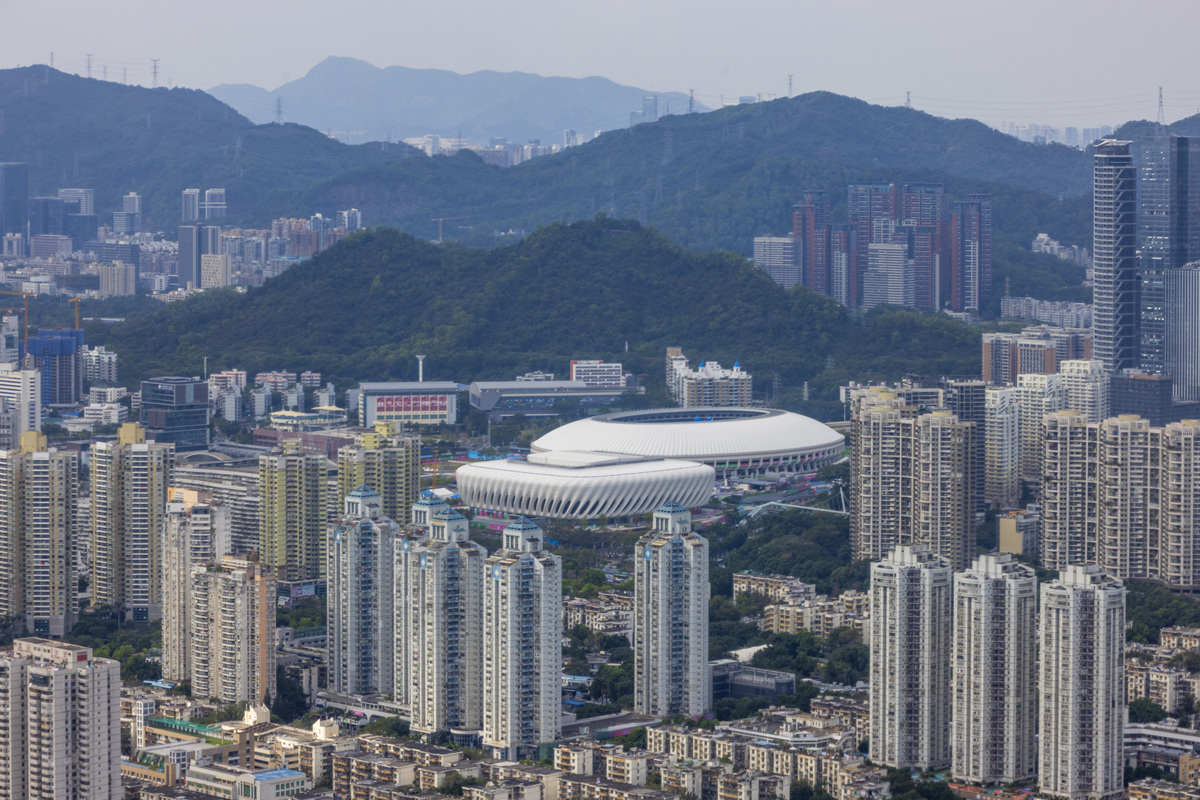 2025年12月2日,广东深圳,地王大厦69层观光厅玻璃幕墙