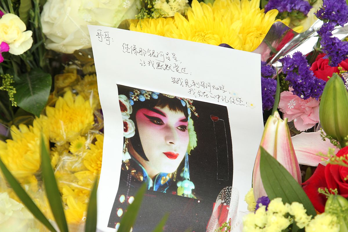 2013年4月1日,香港,大批粉丝集合纪念张国荣逝世十周年.+++_+++张国荣