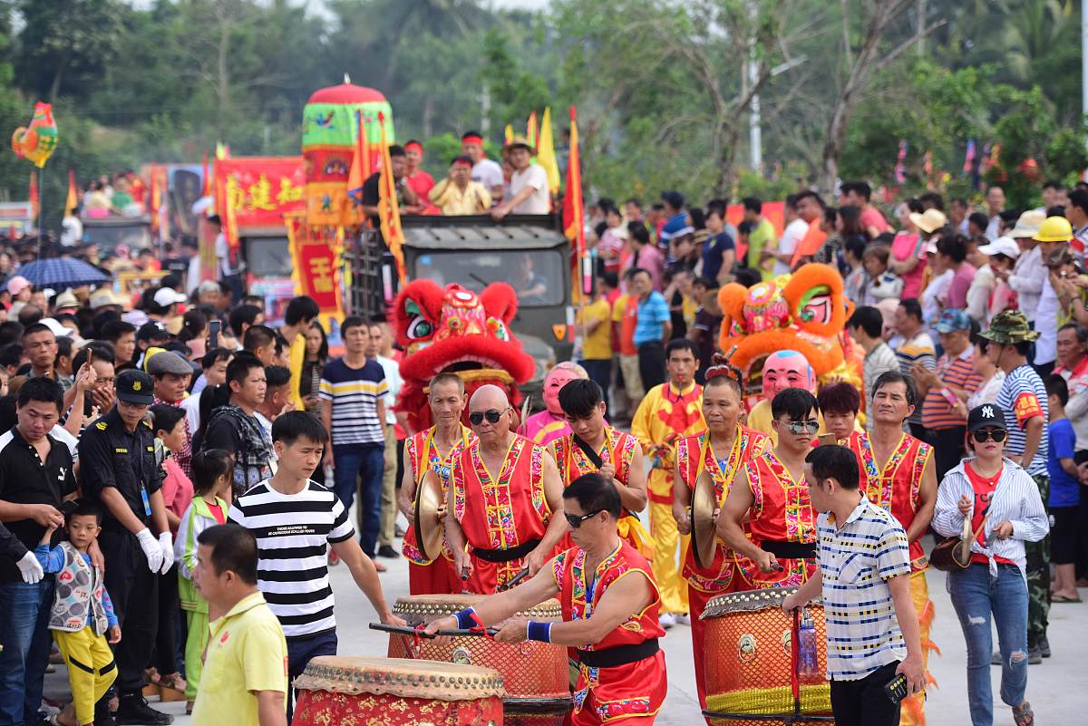 选择以下任一角度完成一篇关于茂名的论文题目自拟不少于1500字：人口与地理环境、人种地理、民族地理、居住民俗地理、饮食民俗地理、服饰民俗地理、交通民俗地理、社会民俗地理、丧葬民俗地理、传统体育竞技民俗地理、信仰民俗地理、语言地理、宗教地理、工业地理、农业地理、经济活动与地理环境、聚落地理、政治地理、旅游地理。论文禁止抄袭禁止百度百科式知识罗列禁止旅游功略论点明晰论证有支撑引文有出处要标注释和参考文