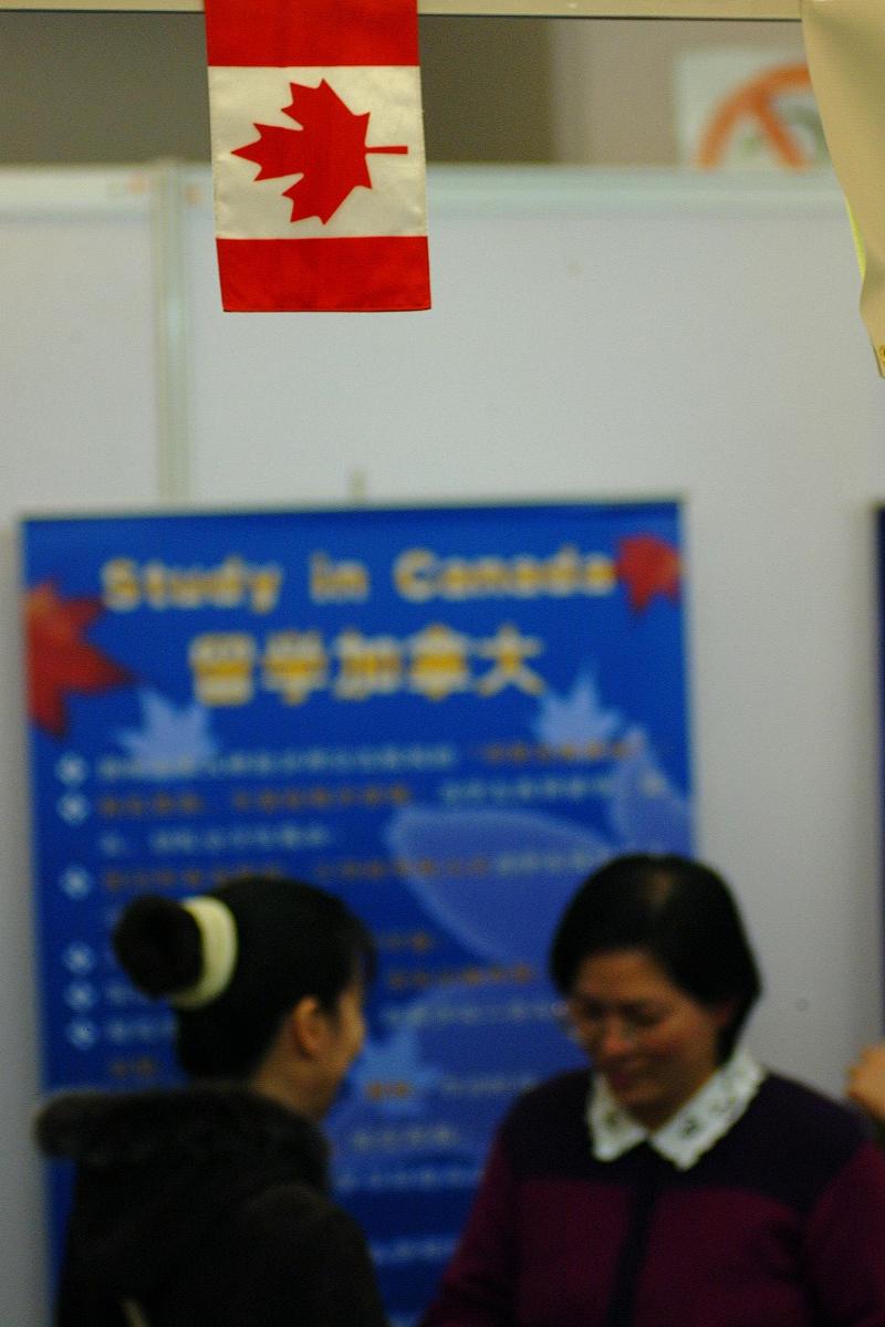 由中国留学服务中心主办的第九届中国国际教育巡回展于2004年2月21日