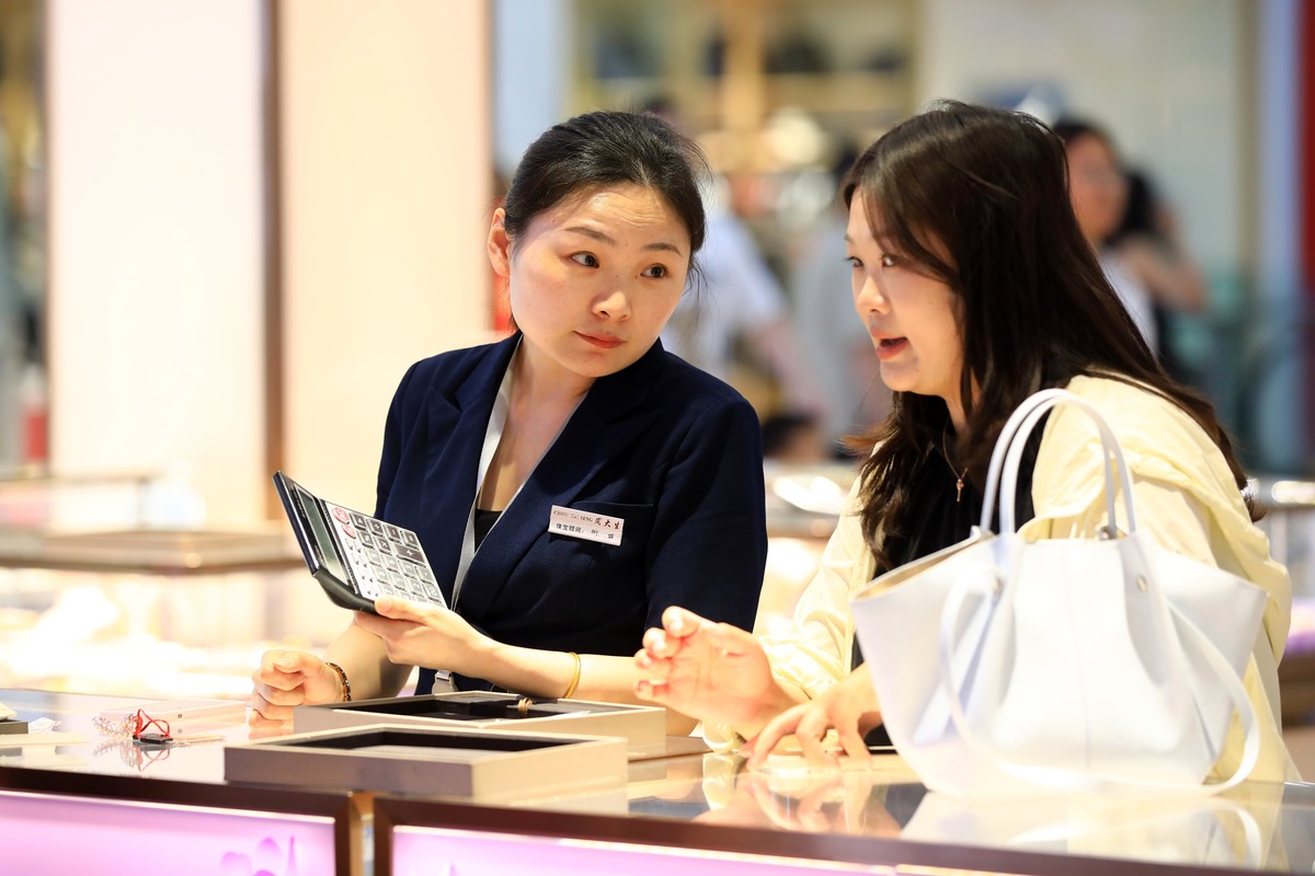 你是一个在华住酒店工作了5年的优秀员工在上班期间你帮助了一位客人客人十分感谢你请你写一个不少于100字的优秀案例