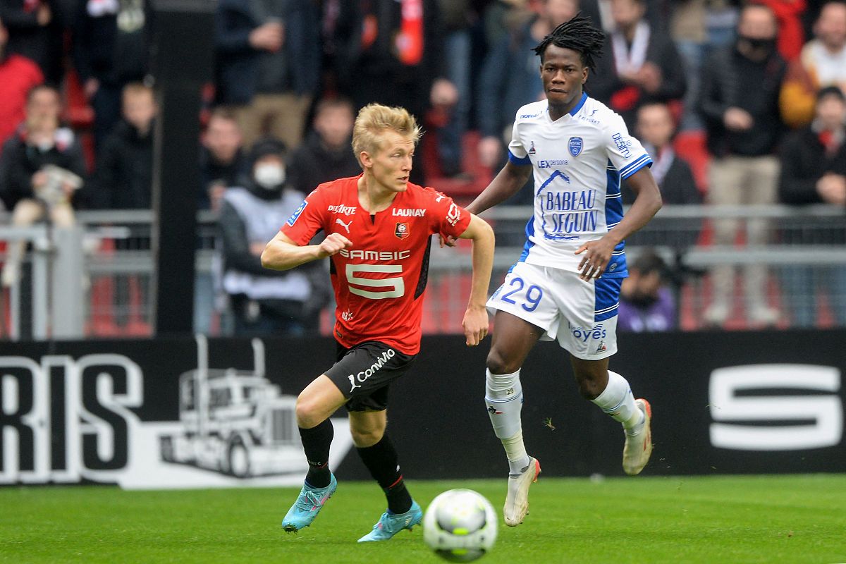 rennes' norwegian defender birger me<strong>l</strong>ing (l) fights for the ball