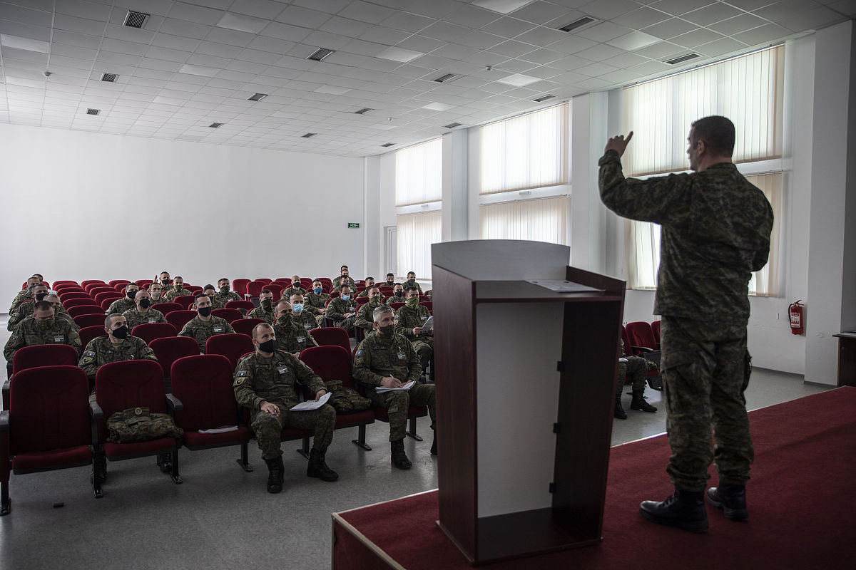 当地时间2021年2月25日,科索沃ferizaj,士兵和军官接受全方位培训,要