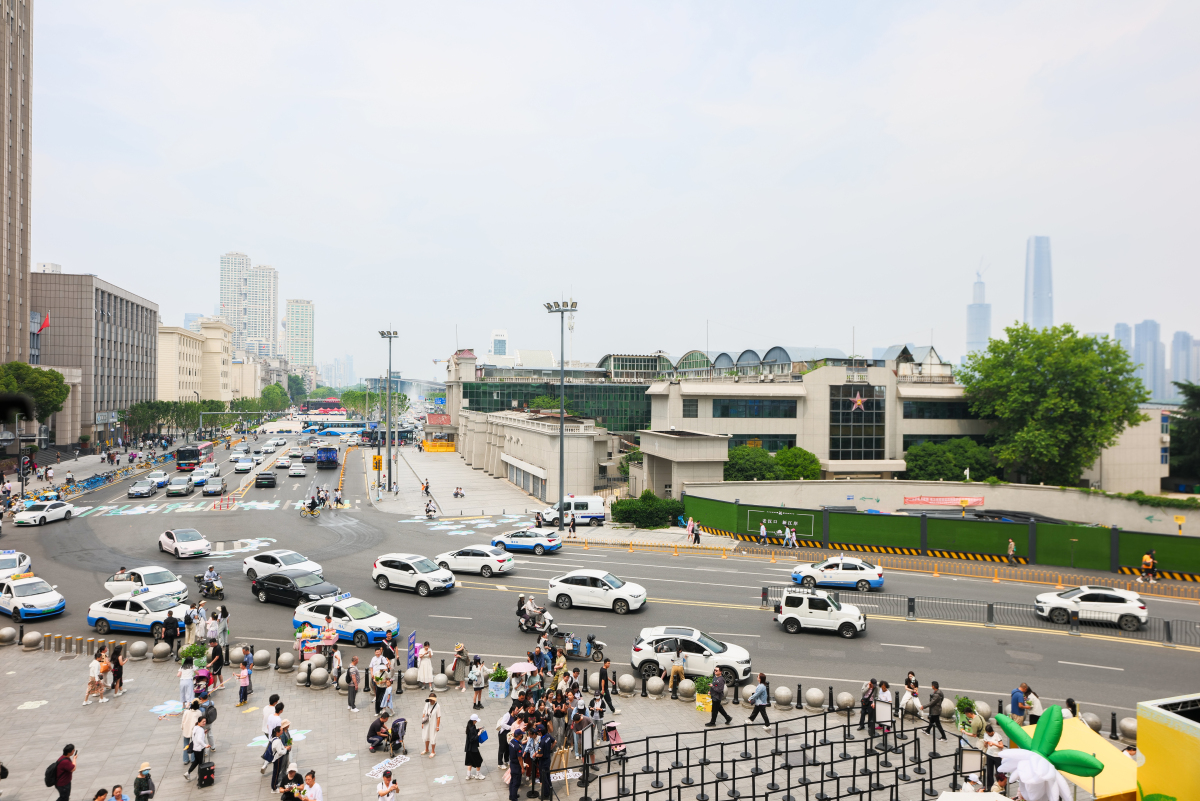 写一份南大街的停车场的区位分析50字