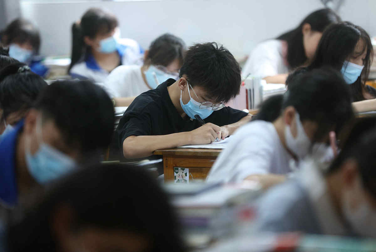 2021年9月2日,湖南省张家界市武陵源区第一中学高三年级学生返校上课.