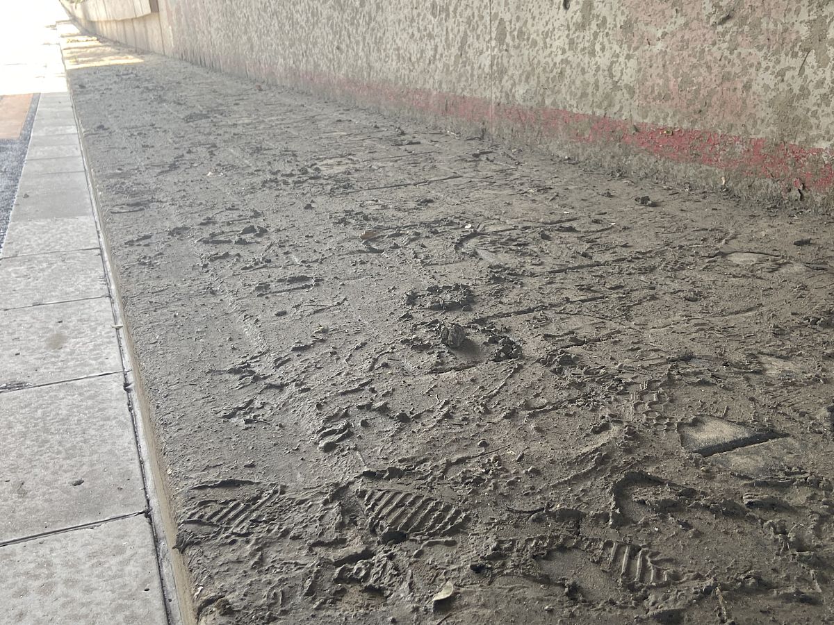 请对土木工程专业论文《 黄石道路桥梁施工中混凝土裂缝的成因及应对分析》的 22 湿度变化引起的裂缝进行写作保证其内容合理性不要乱写：