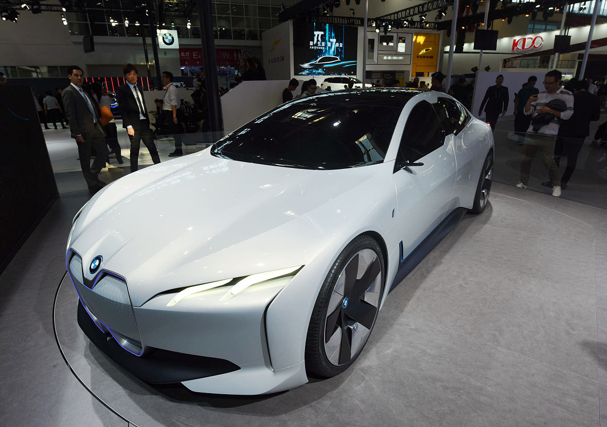 2018年4月25日,北京,参观者在观看宝马的 i vision dynamics概念车.