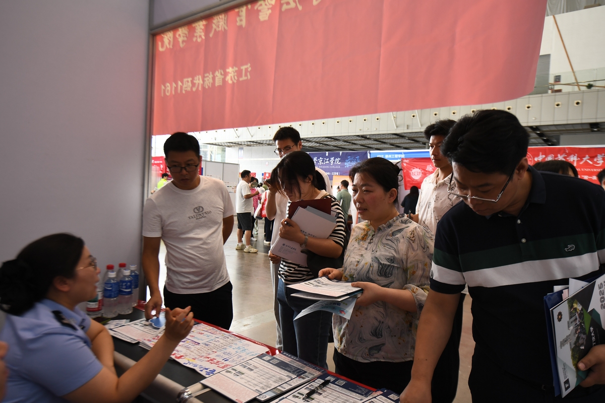 青年大学生如何深入了解并贯彻执行相关政策，积极履行社会责任