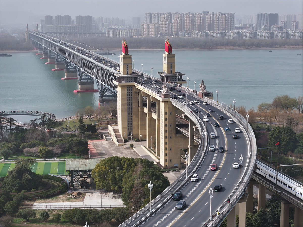 2026年2月22日,江苏南京,南京长江大桥上的车流.