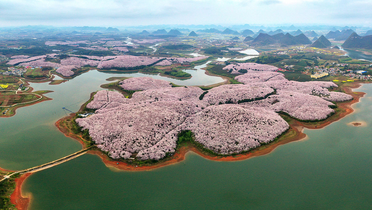 帮我拟写一份关于与女朋友恋爱的一年总结线索贵阳、2022年5月16日在一起、中间有过一次分开、未来、成功要求800字左右