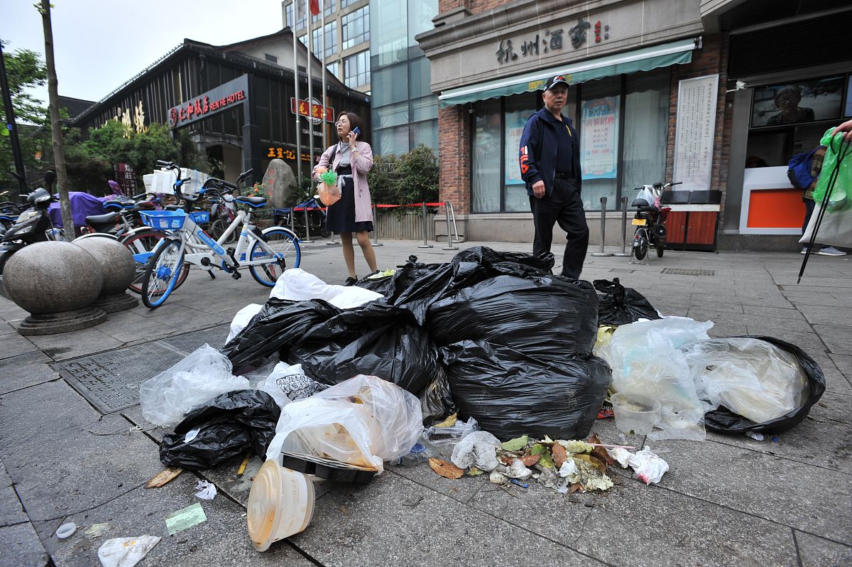 路面垃圾问题：环境污染影响城市形象