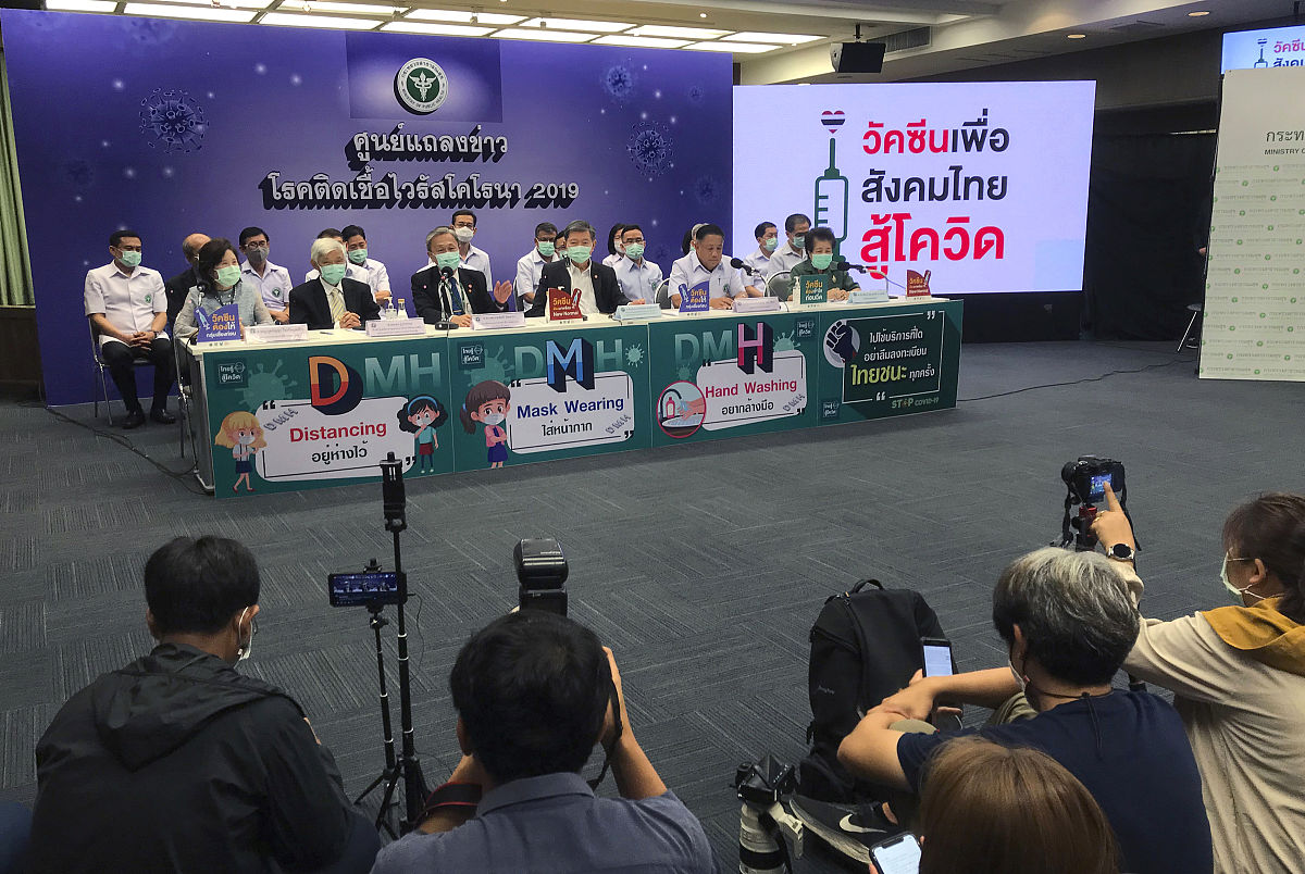 当地时间2021年3月12日,泰国曼谷,卫生官员召开新闻发布会.因接种者出