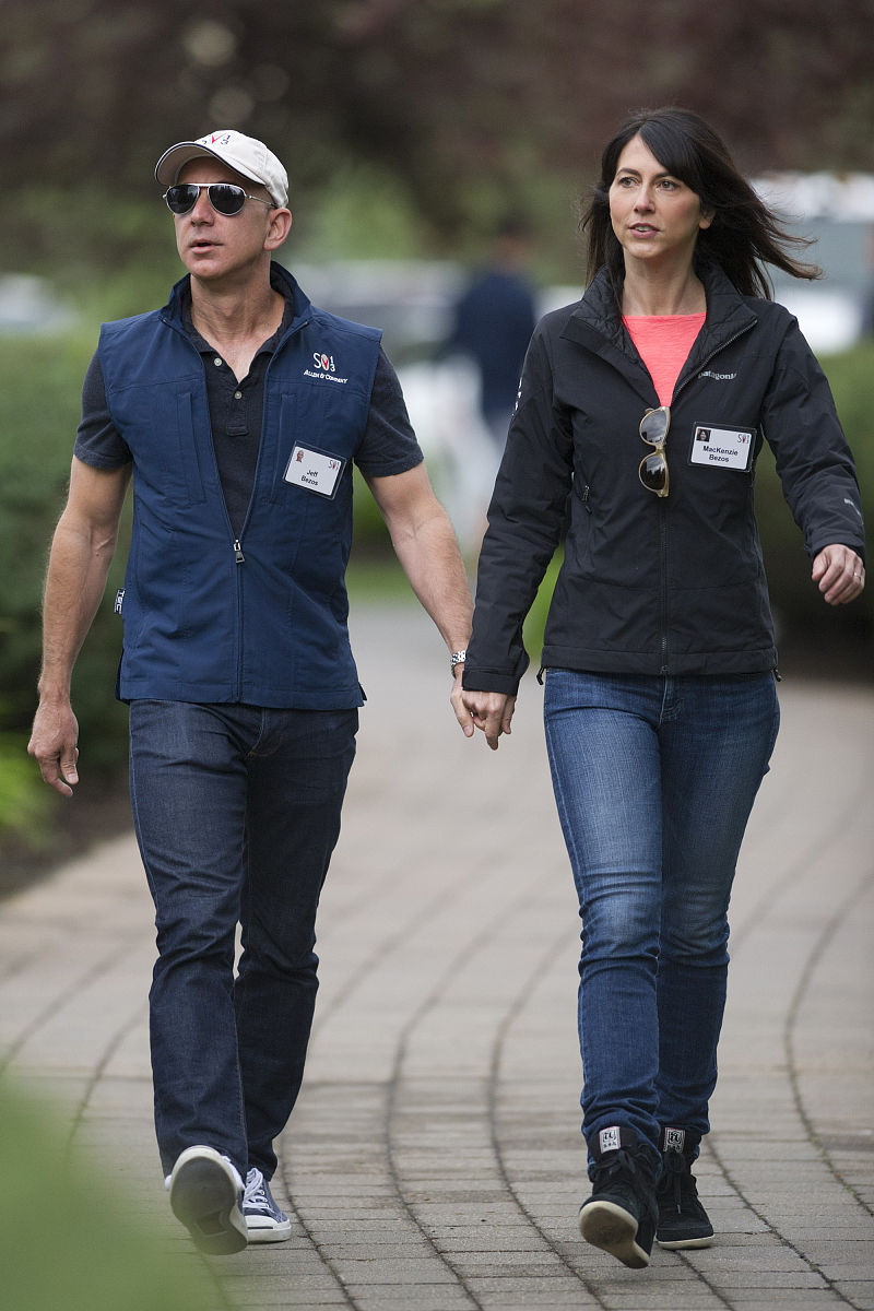 杰夫·贝佐斯(jeff bezos)与麦肯齐(mackenzie)夫妇资料图.file: jeff