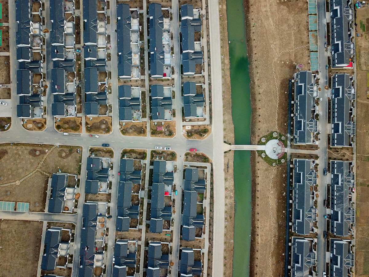 请帮我用中文以科技论文的语言风格润色以下内容：本文分析概括了国内外人防工程开发利用的现状深入总结存在的不足之处以及未来的发展趋势并提出F地区人防工程开发利用新模式及其价值再挖掘的对策。旨在为建设韧性城市、加强城市风险管理、破解制约因素为开发利用人防工程提出可供借鉴的思路为人防工程开发利用提供新的发展模式。