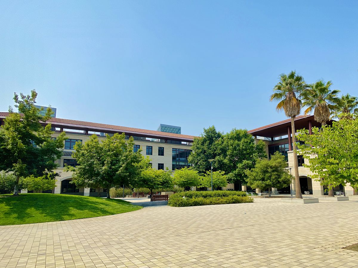当地时间2020年8月29日,斯坦福大学工程与科学广场.