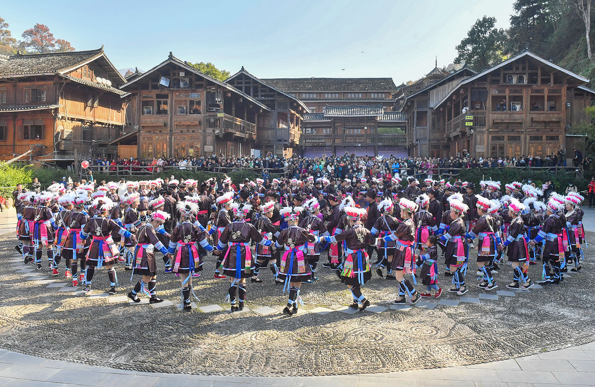 2021年12月4日,贵州省黔东南,黎平县肇兴侗寨侗族村民跳起侗族多耶舞