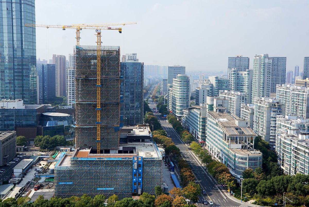在江西省南昌市高新开发区，3号地铁线火炬广场地铁站附近，房子面积200.4平方米错层结构，三面朝阳大阳台，小区较小，物业不是很规范，2002年建，位于18层的第12层，这样的房子想卖掉，发布售楼广告信息，应该怎么写呢？最好能够根据南昌市现在的房价给出初步报价