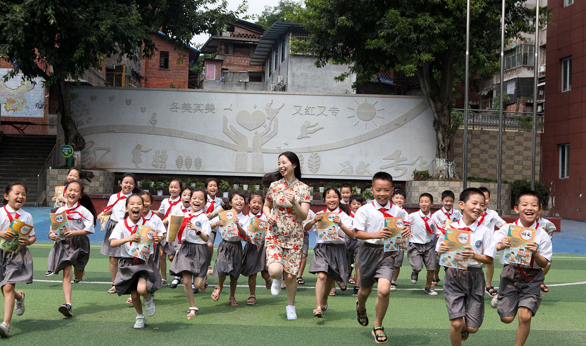 2020年9月1日,重庆,三(6)班师生开心地奔跑在校园操场上,笑迎新学期的