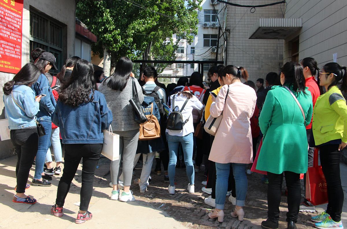 优化学生排队打饭顺序，最小化等待时间