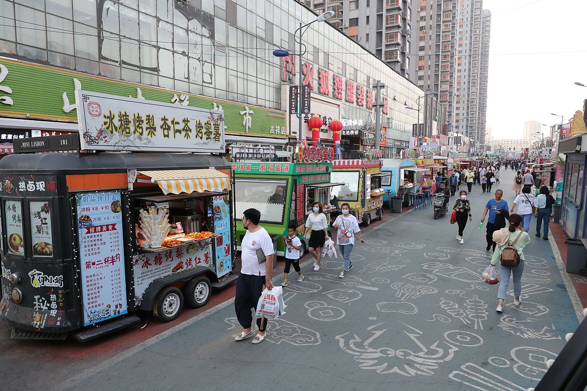 2021年5月21日,辽宁省沈阳市大东区的吉祥街,各种卡通造型的汽车商铺