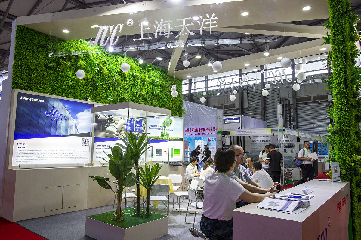 以论文引言的形式叙述环氧树脂的力学性能和应用