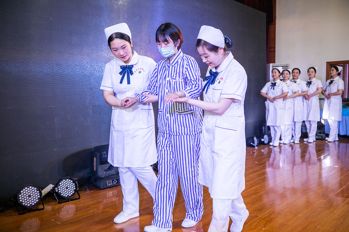 护士行为礼仪规范：如何展现专业和关怀