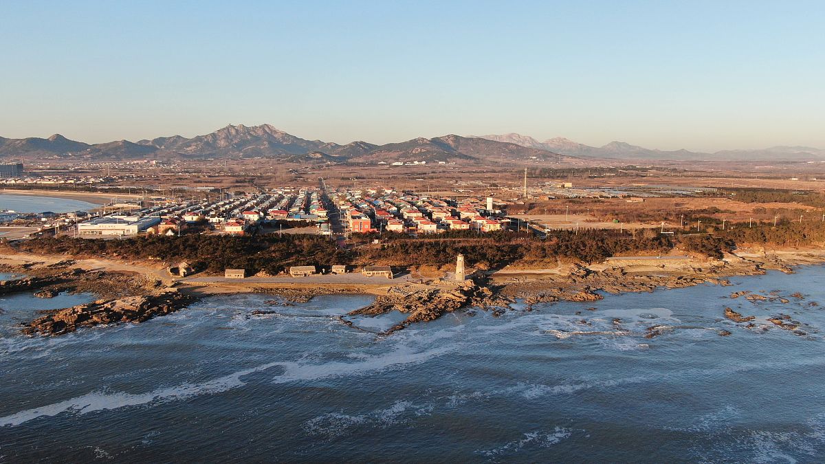 2021年12月26日清晨,山东省日照市,航拍零下10度的任家台海洋公园.