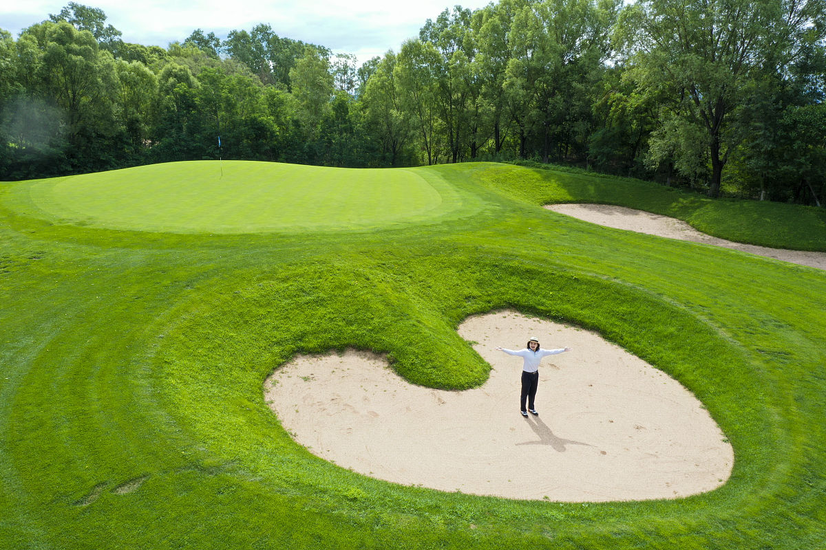 Ninjas 和 topdress 完成。将追肥和锯齿喷洒到今天。Serata、Vivax 和 Macrosorb 包浇水。那个球是用于推杆的银弹