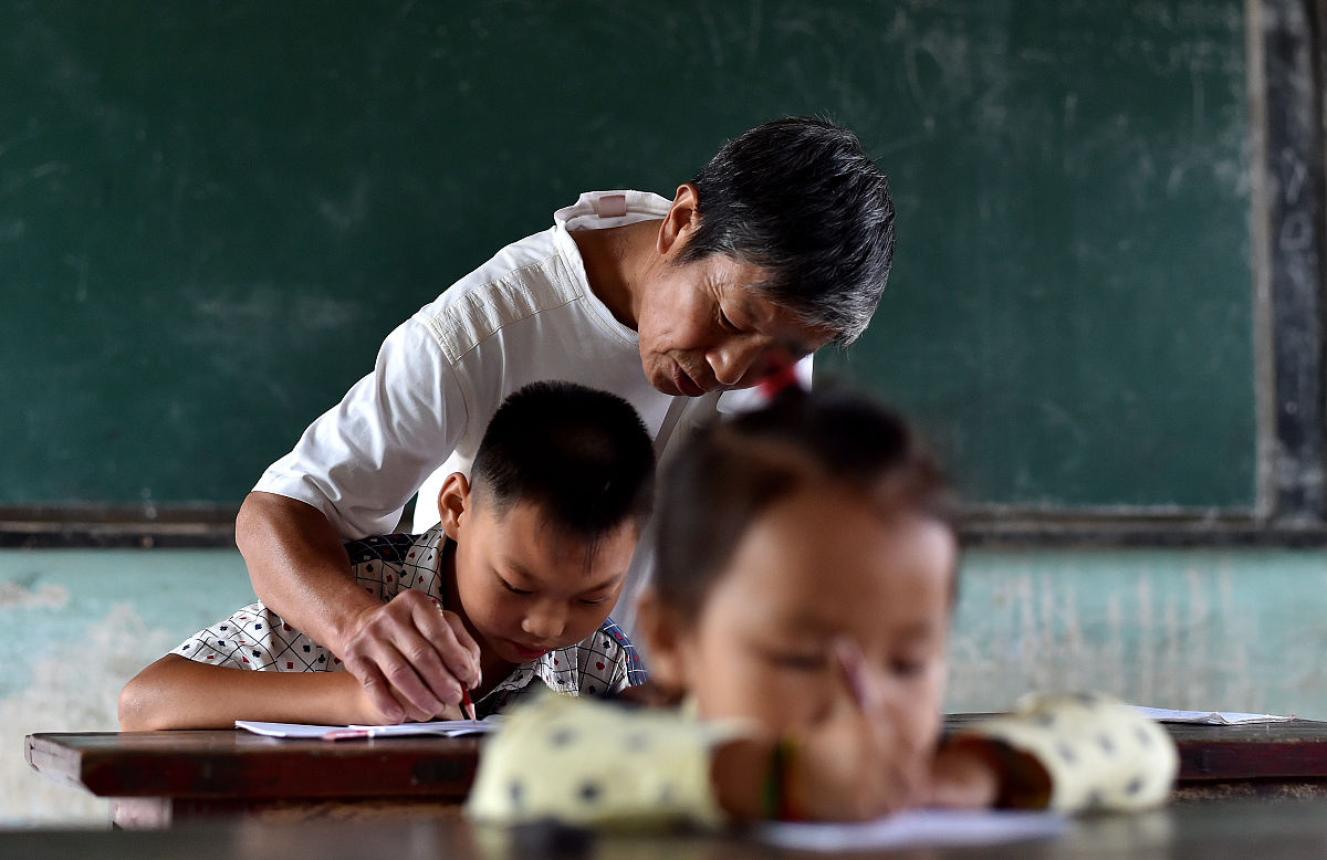 留守儿童小睿：从自卑到孩子王，关爱与鼓励的力量