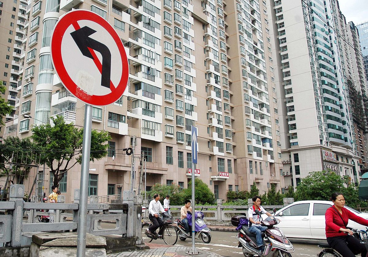 业主私自加宽公区道路报警方案怎么写 帮我用250字描述