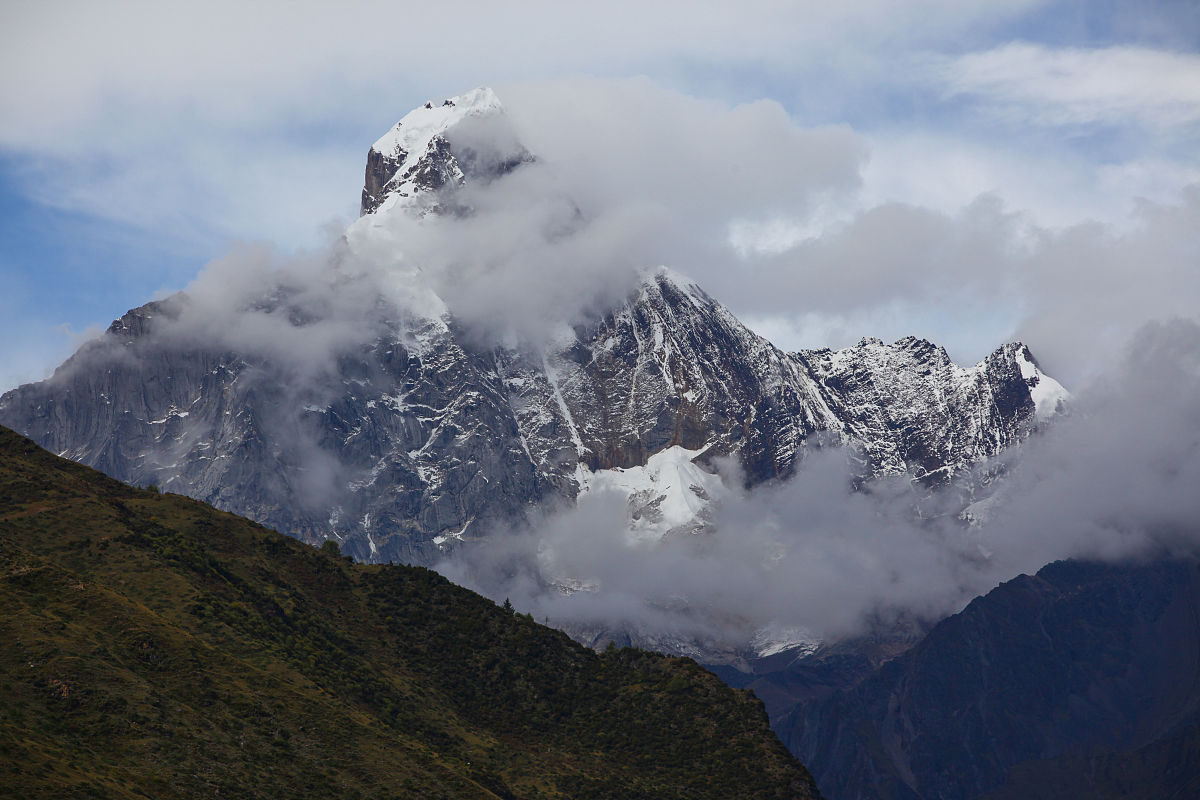 四川省境内最高的山峰