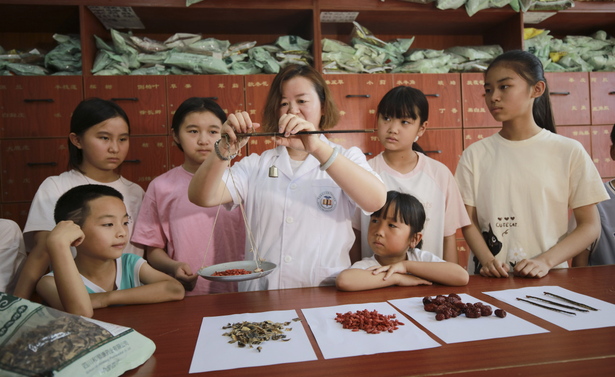 芜湖医药卫生学校2023年热门专业有哪些？未来就业前景如何？