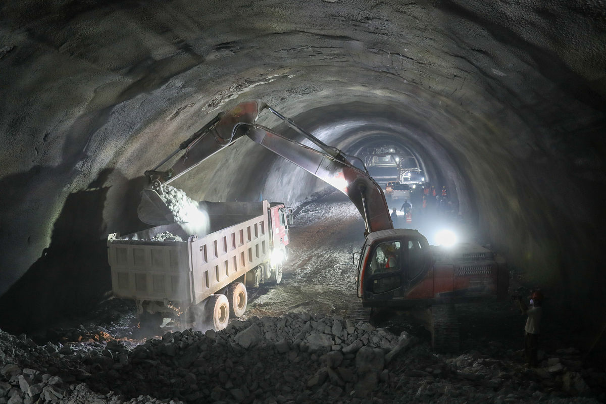 帮我写几条矿山法隧道施工的关键工序管控重点