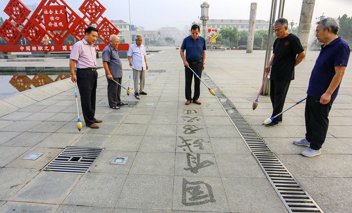 2020年7月29日,河北邯郸鸡泽县退伍老兵参加书法活动迎接中国人民解放
