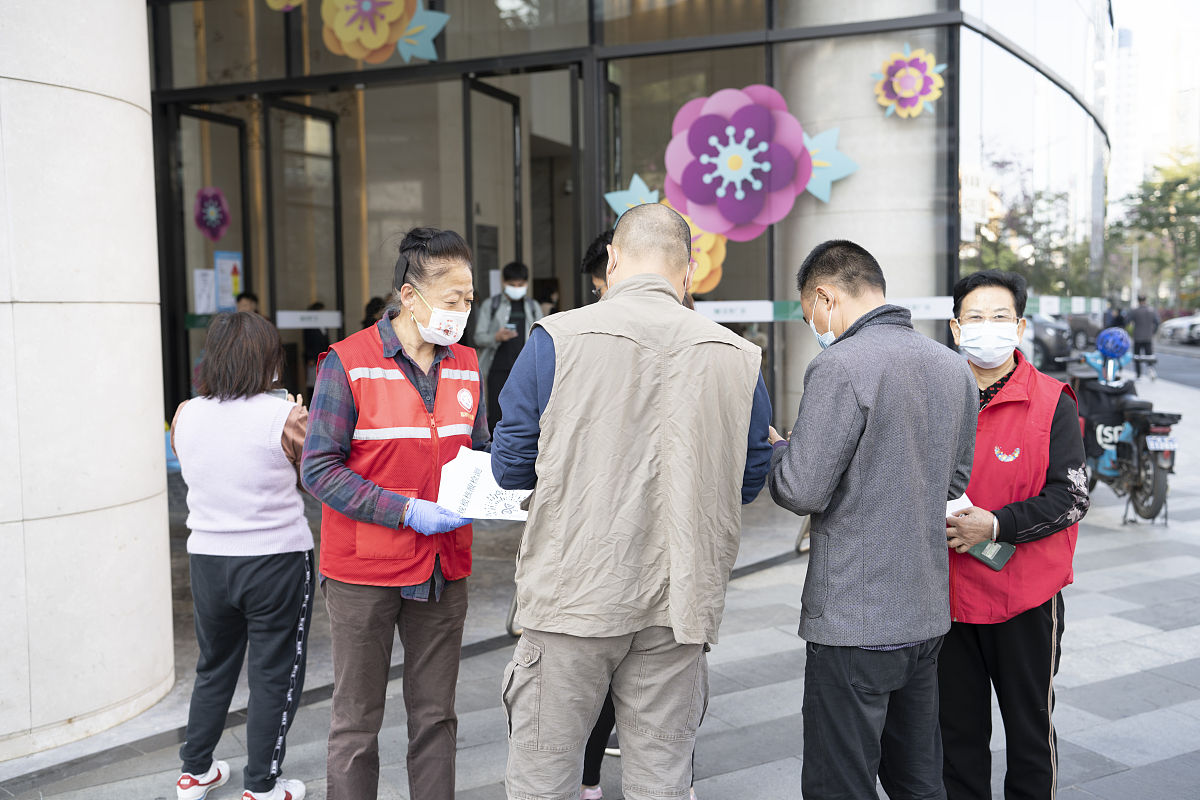 社区防疫工作者：疫情中的责任与担当