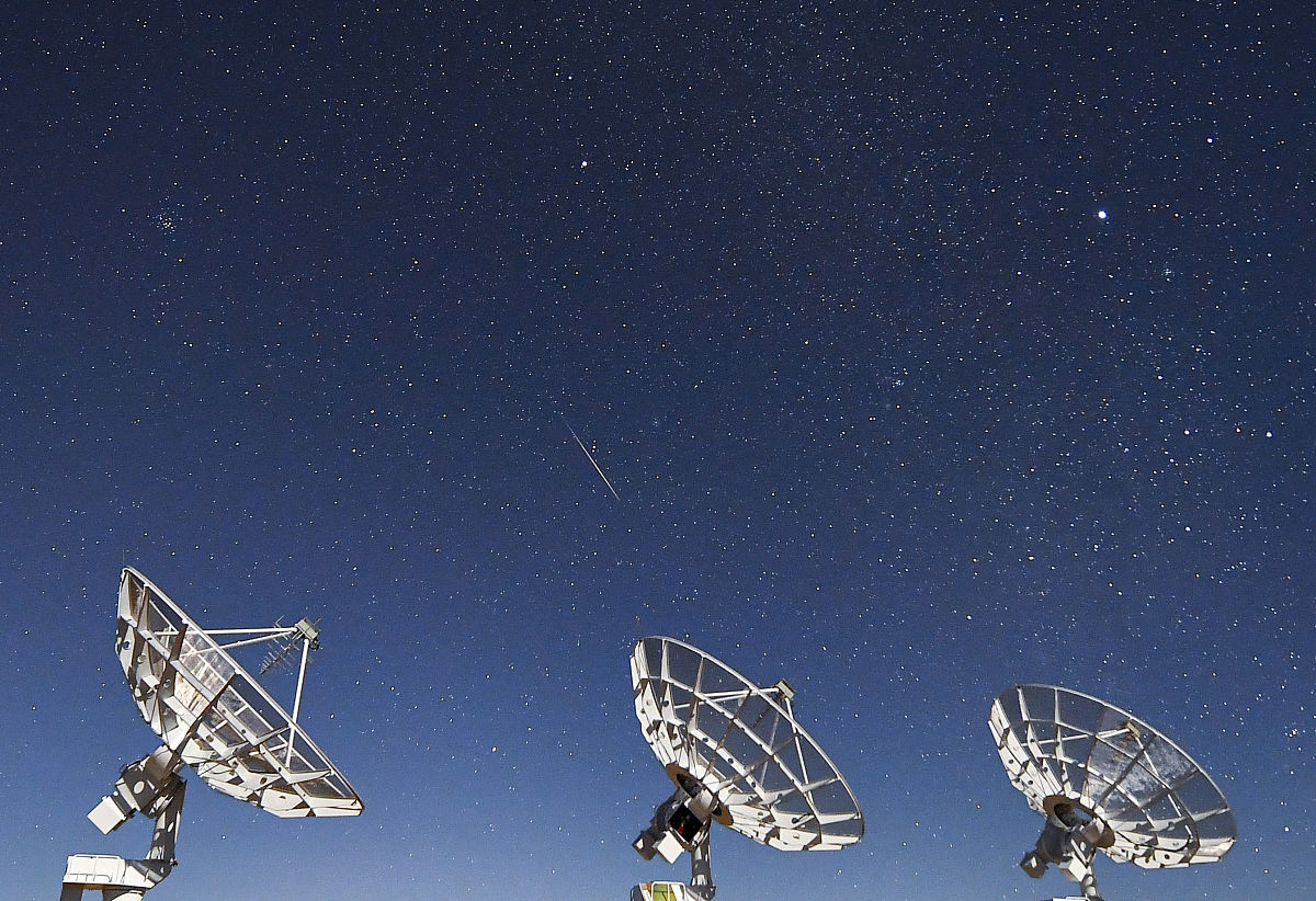2021年12月14日凌晨3点,四川省甘孜州,稻城县,流星从中科院国家空间科