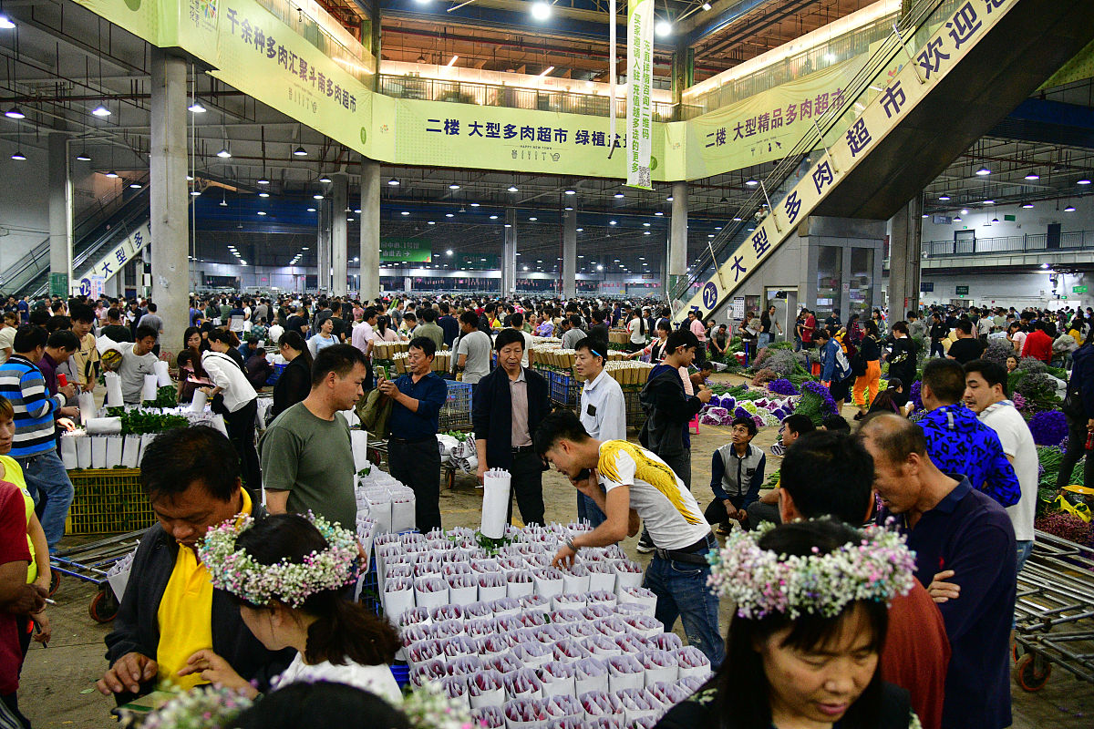 201<strong>9</strong>年5月29日,昆明,晚上九点半后,批发区域迎来大批进货商人.