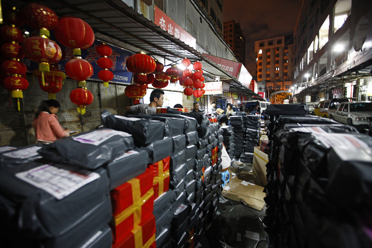 2013年11月14日凌晨,福建泉州,包装好的大量快件等待快递公司上门收货
